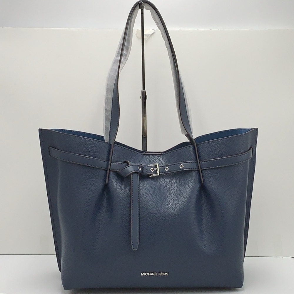 MICHAEL KORS OUTLET
Emilia Large Pebbled Leather Tote Bag
COLOR NAVY
NWT - Picture 15 of 16